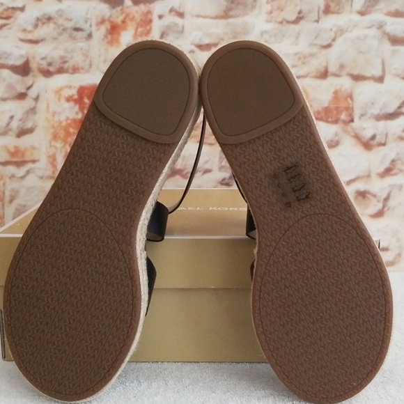 New Michael Kors Darby Sandals - Picture 5 of 6